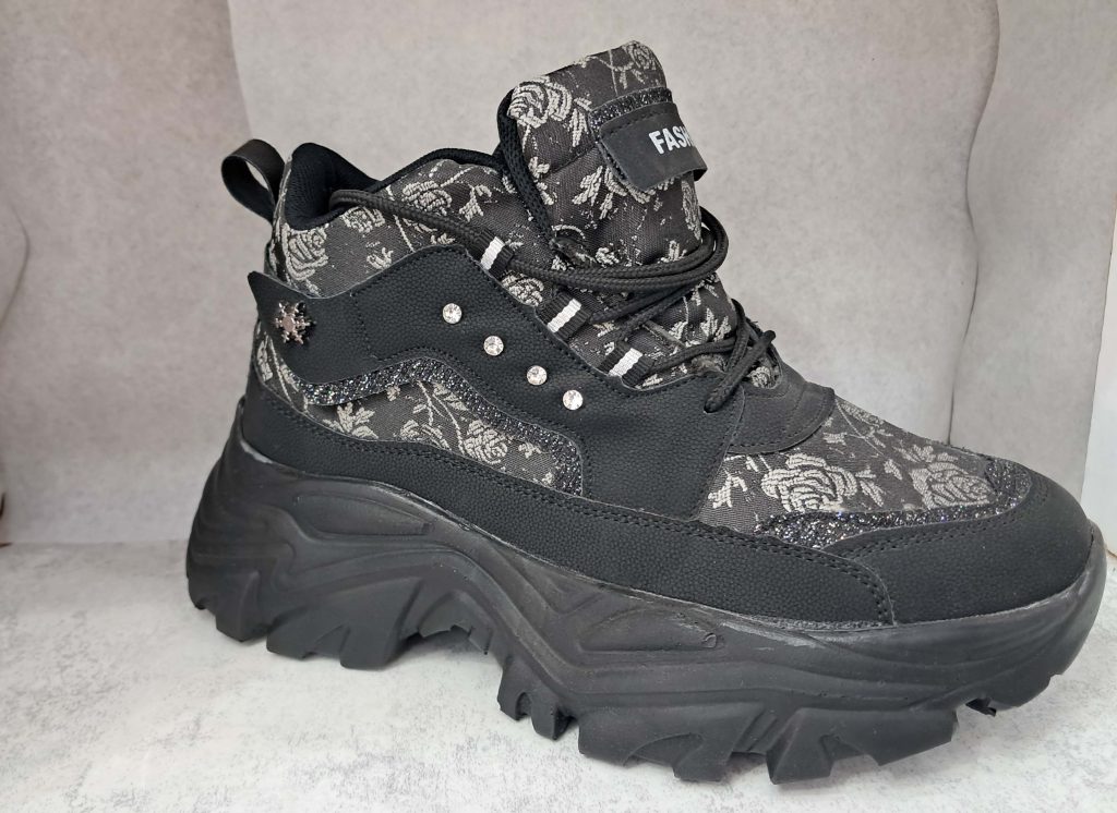 کفش اسپورت
کفش ورزشی